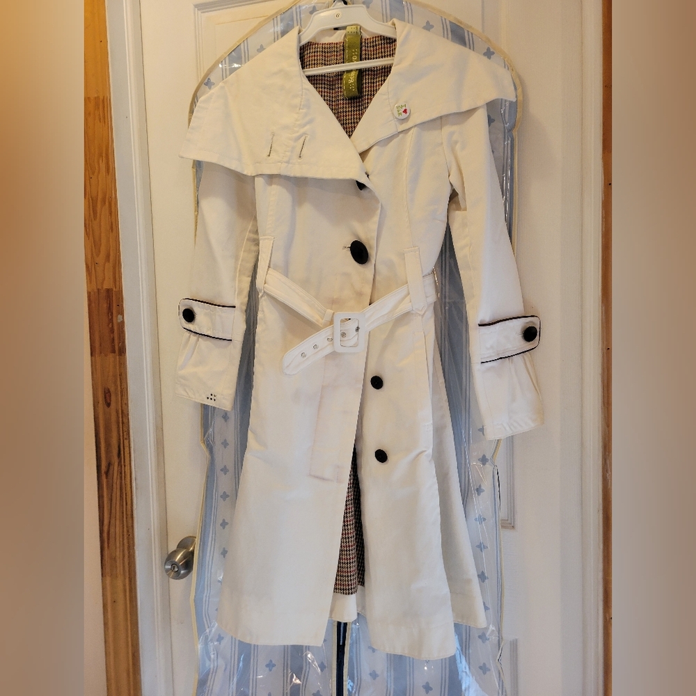 Soia Kyo  Women's White  Trench Coat with Belt